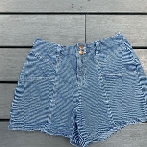 Universal Thread. Size 6.